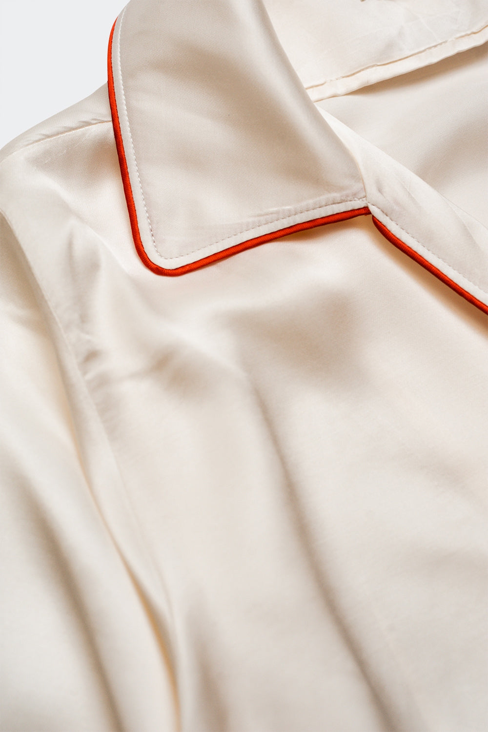 Camisa cruzada de satén en color crema