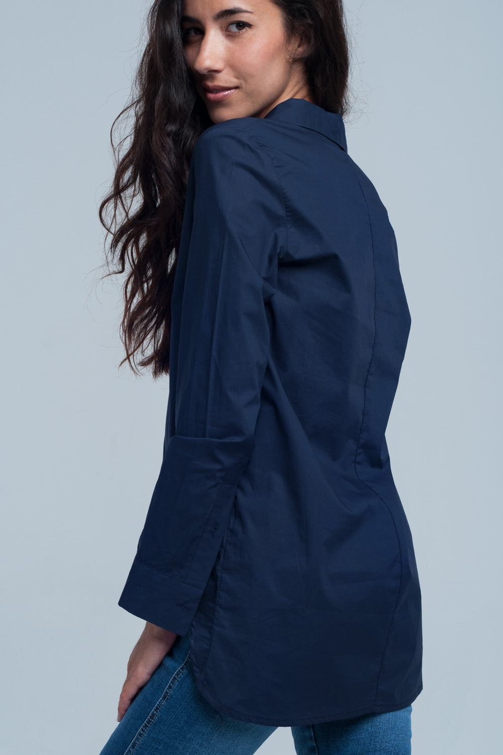 Camisa de color azul oscuro