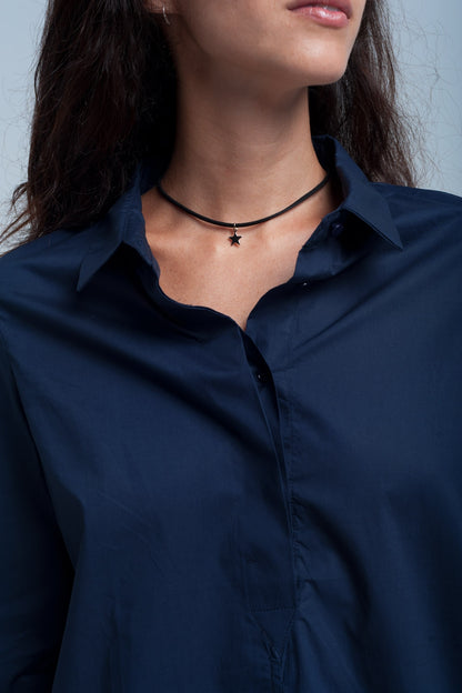 Camisa de color azul oscuro