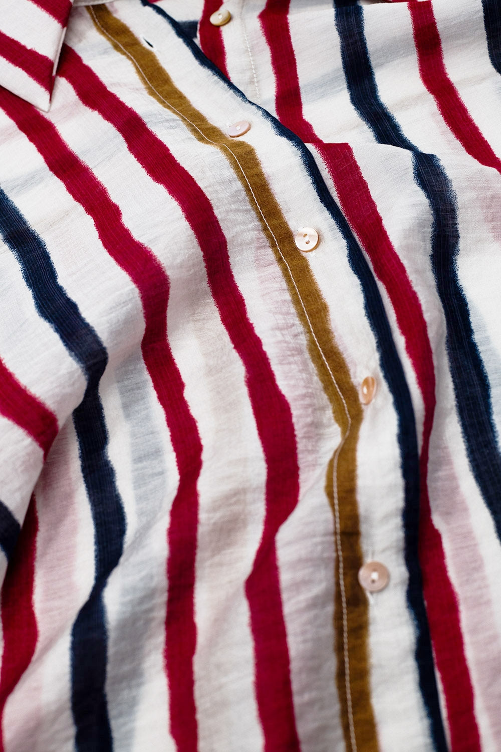 camisa de gasa de manga larga con rayas multicolores rojo y azul marino
