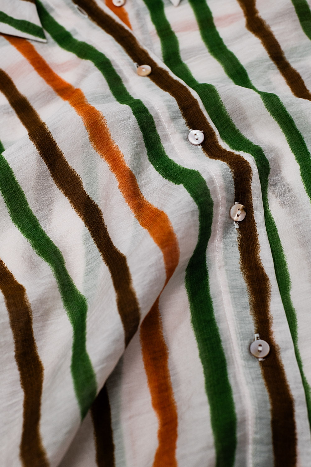camisa de gasa de manga larga con rayas multicolores verde y marrón