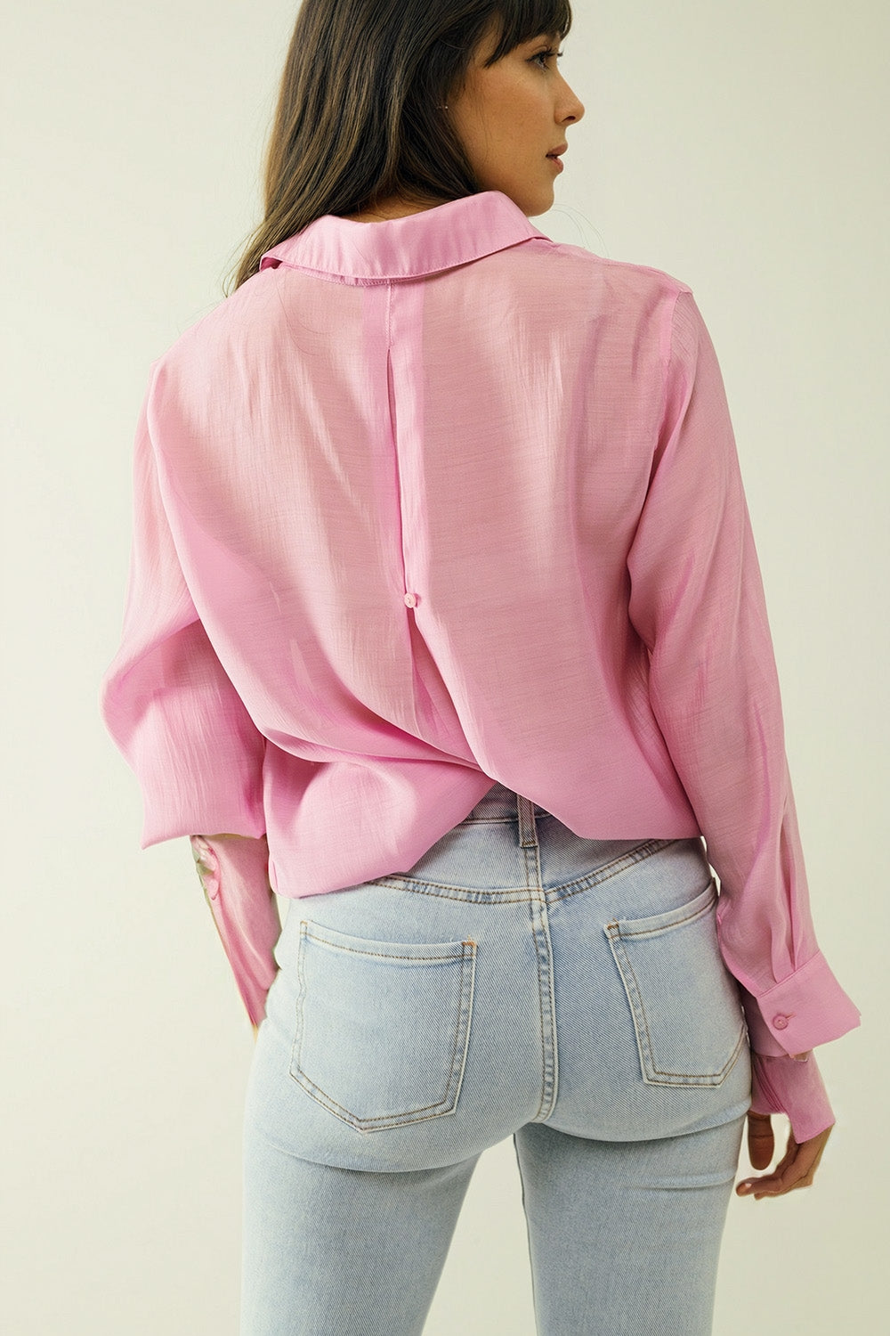 Camisa de gasa rosa de manga larga con un bolsillo en el pecho