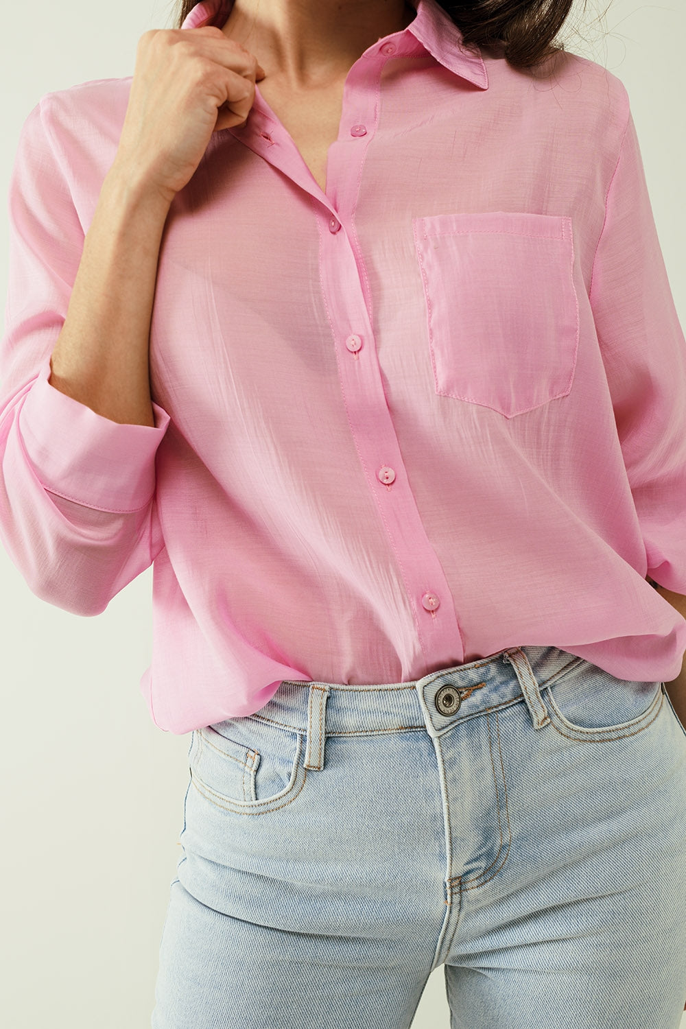 Camisa de gasa rosa de manga larga con un bolsillo en el pecho