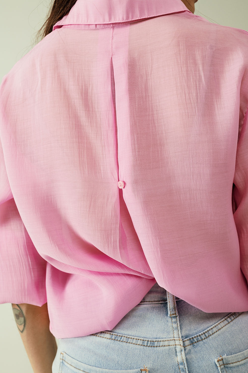 Camisa de gasa rosa de manga larga con un bolsillo en el pecho