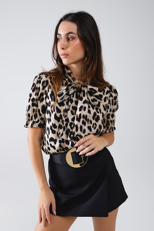 Q2 Camisa de leopardo con cuello alto y mangas abullonadas