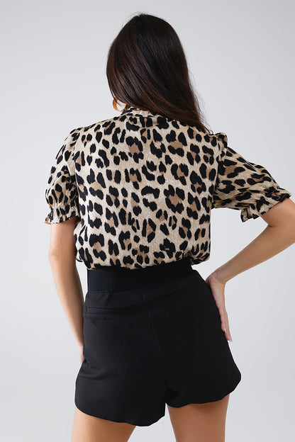 Camisa de leopardo con cuello alto y mangas abullonadas