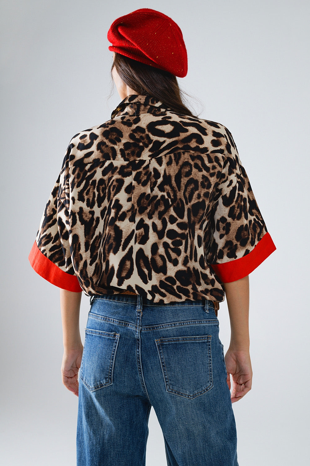 Camisa de leopardo de manga 3/4 con detalles rojos