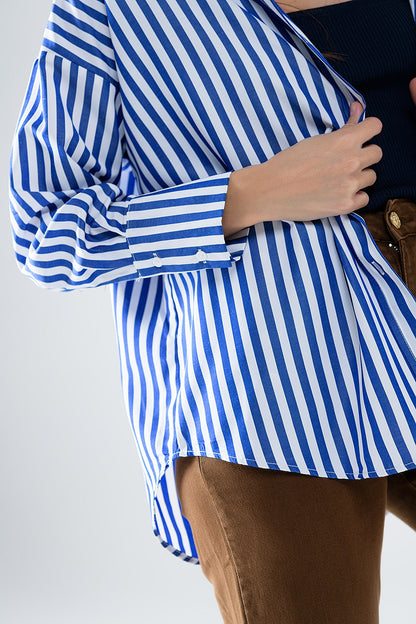 Camisa de popelina con rayas verticales en color azul y bolsillo en el pecho