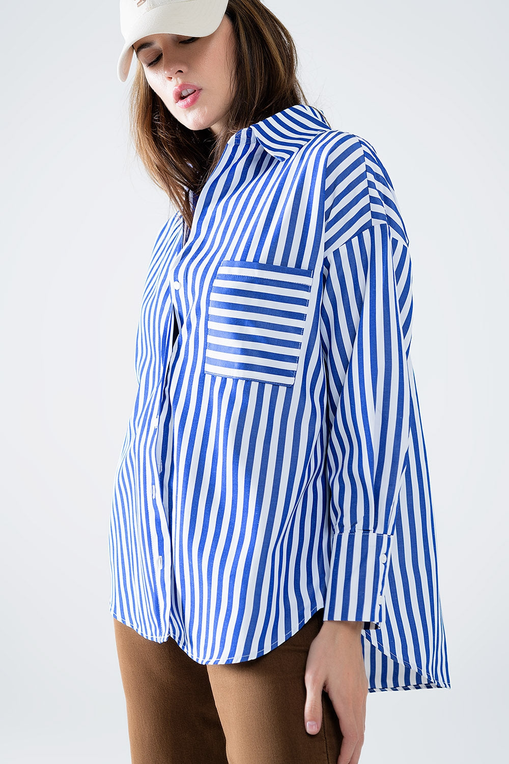 Camisa de popelina con rayas verticales en color azul y bolsillo en el pecho