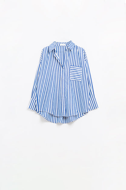 Camisa de popelina con rayas verticales en color azul y bolsillo en el pecho