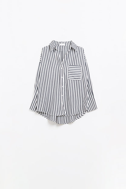 Camisa de popelina con rayas verticales en negro y bolsillo en el pecho