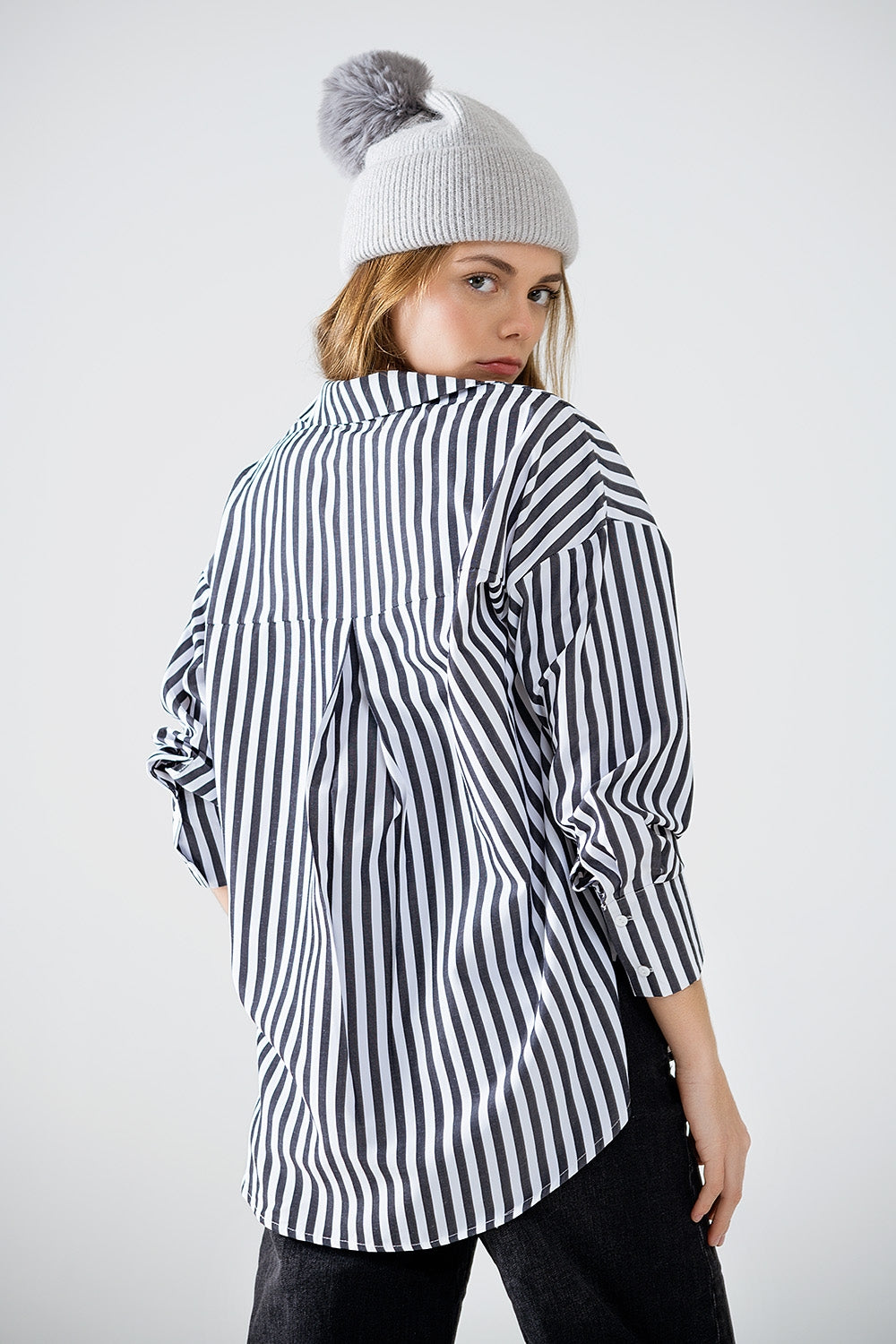 Camisa de popelina con rayas verticales en negro y bolsillo en el pecho