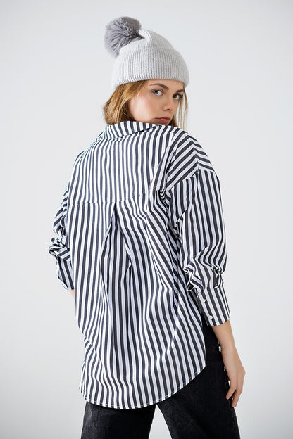 Camisa de popelina con rayas verticales en negro y bolsillo en el pecho
