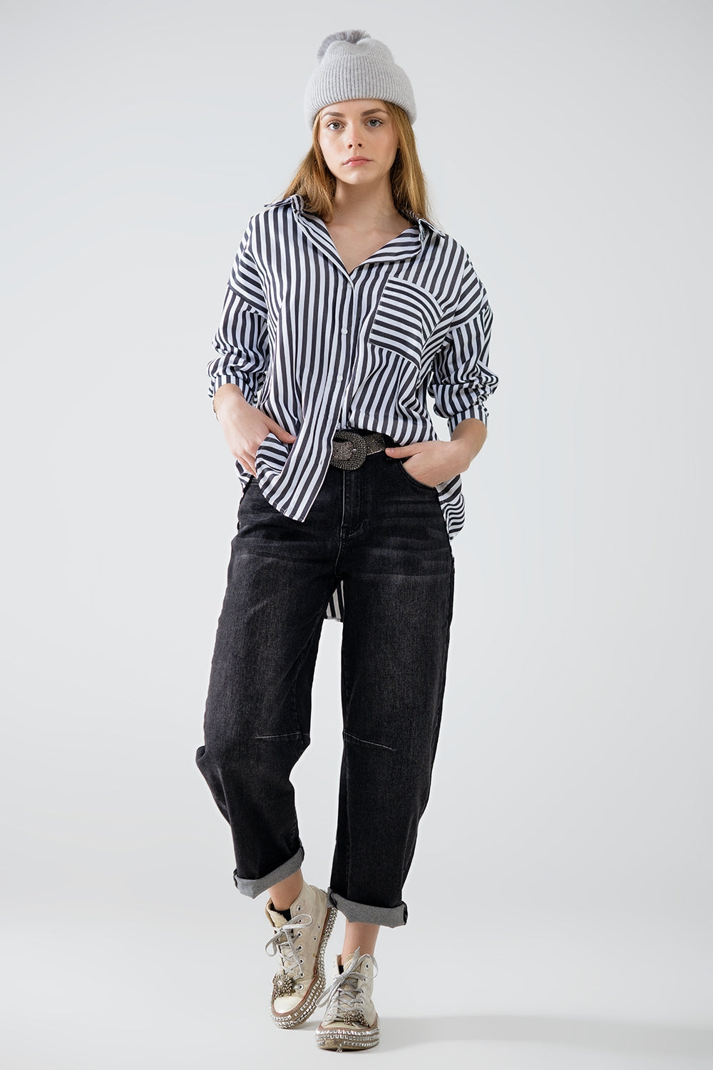 Camisa de popelina con rayas verticales en negro y bolsillo en el pecho
