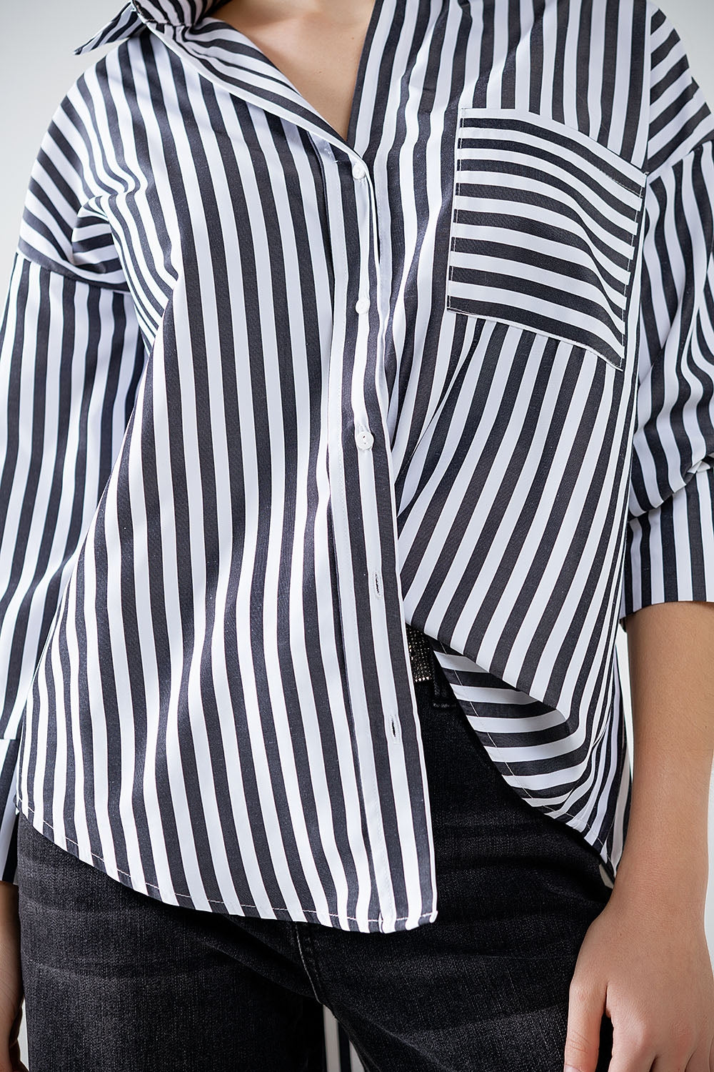 Camisa de popelina con rayas verticales en negro y bolsillo en el pecho