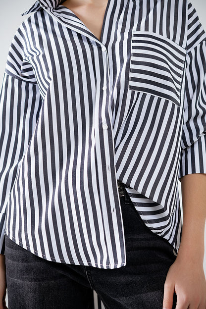 Camisa de popelina con rayas verticales en negro y bolsillo en el pecho