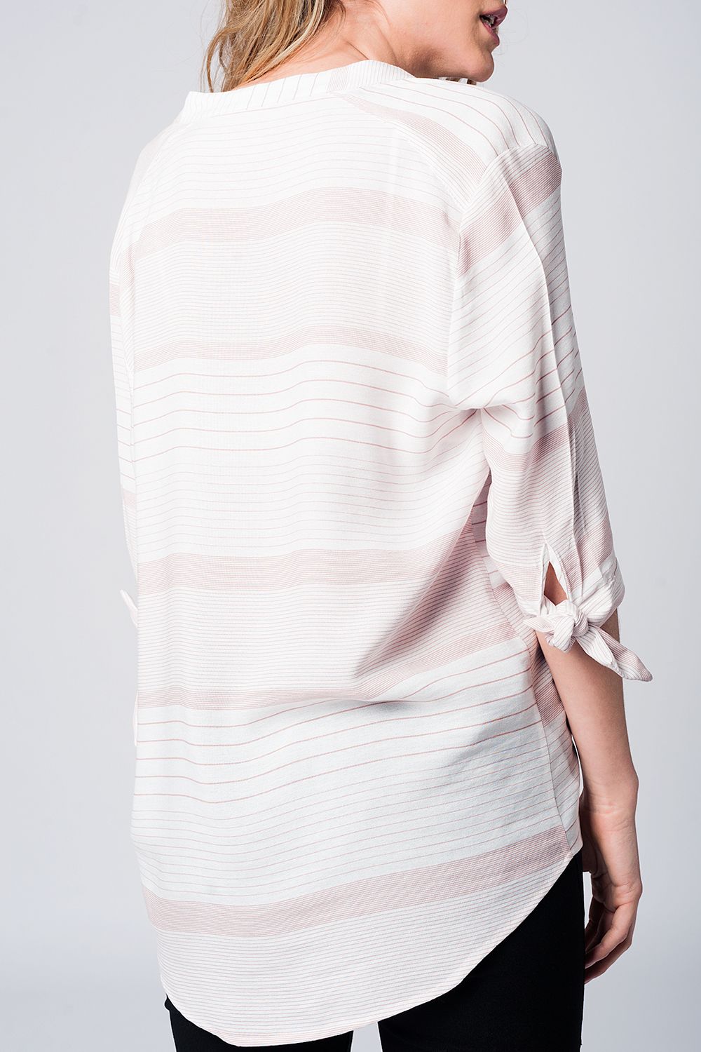 Camisa de rayas rosa con lazada en la manga