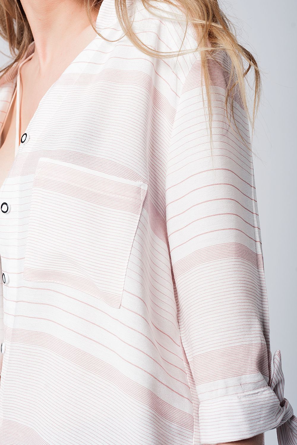 Camisa de rayas rosa con lazada en la manga