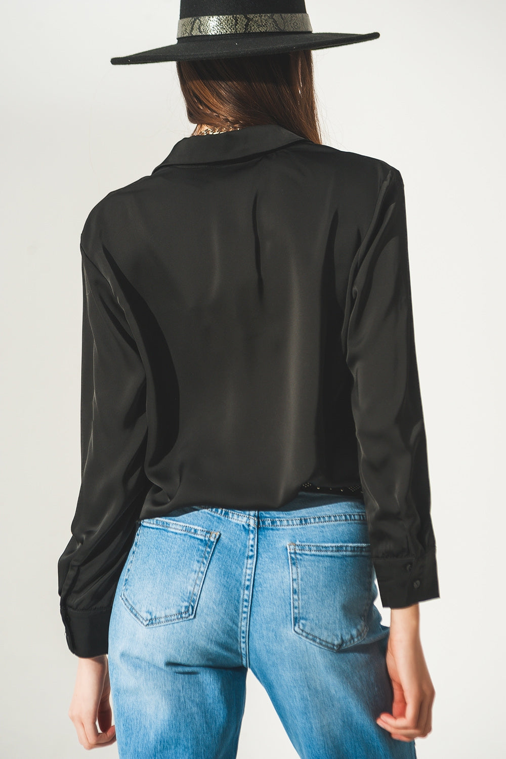 Camisa de saten en negro y cuello de pico