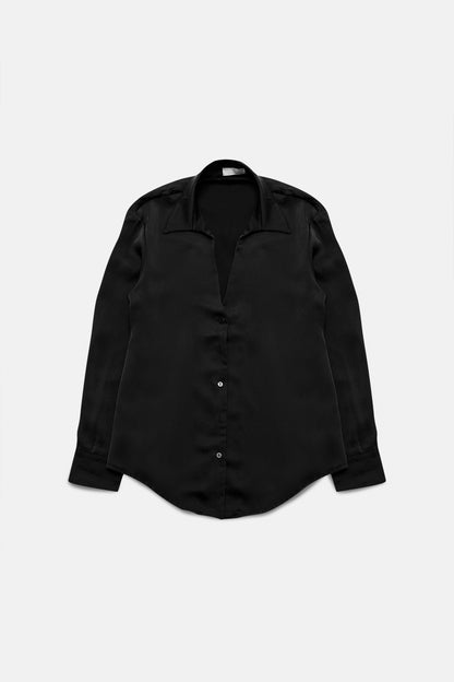 Camisa de saten en negro y cuello de pico