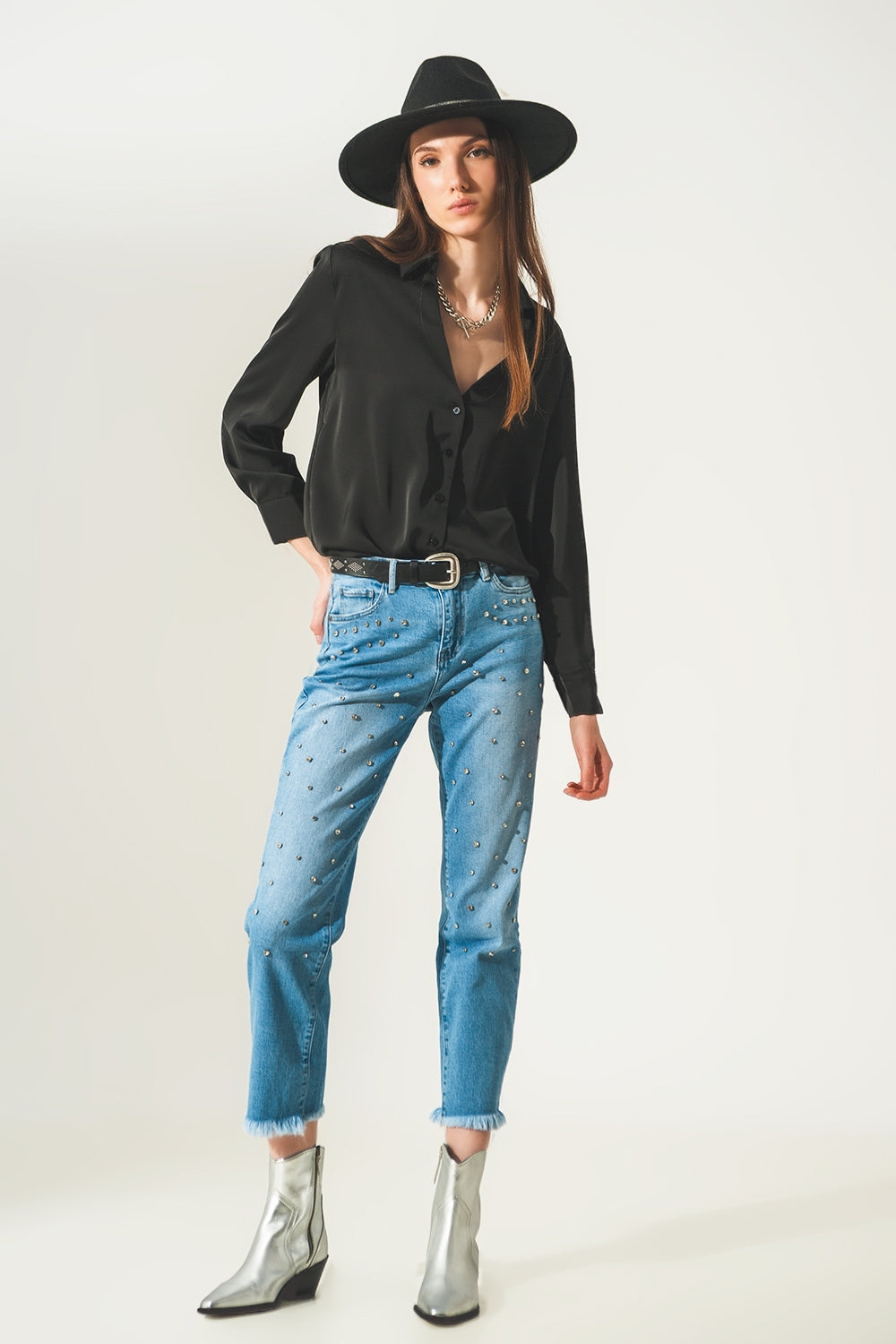 Camisa de saten en negro y cuello de pico