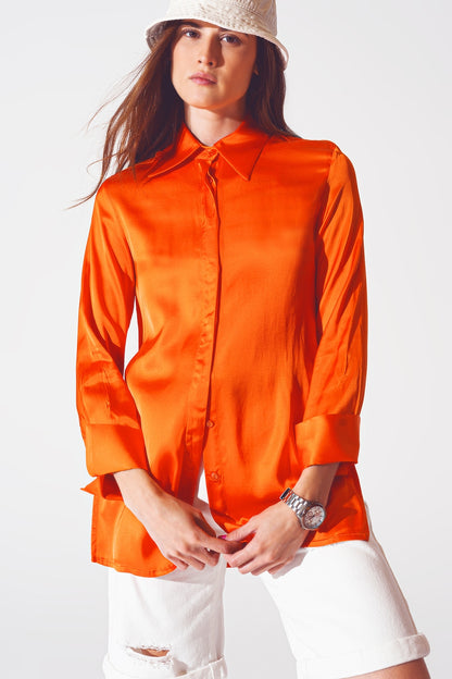 Camisa de saten naranja con abertura en los puños
