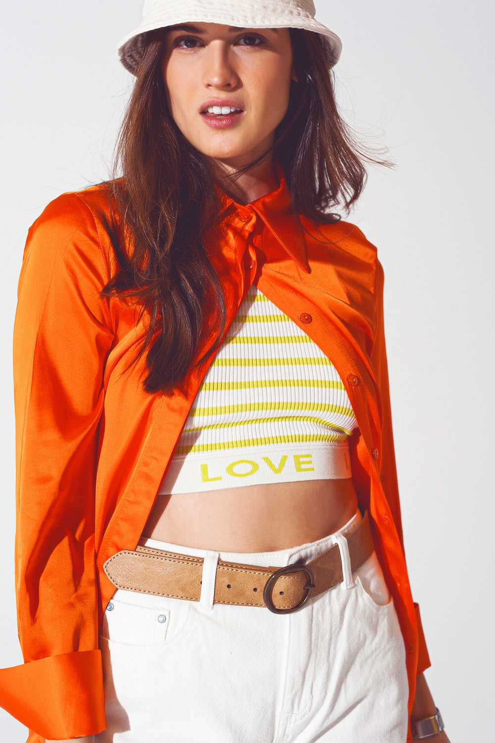 Camisa de saten naranja con abertura en los puños