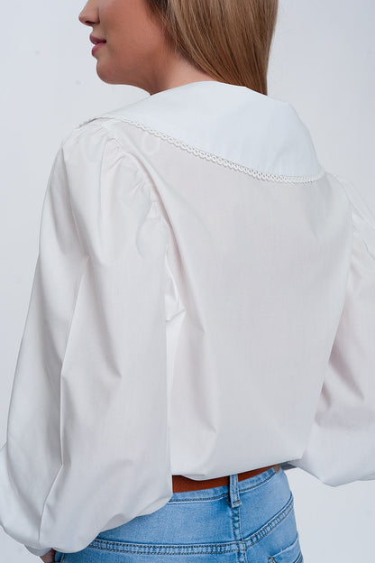 Camisa en blanco con cuello extragrande