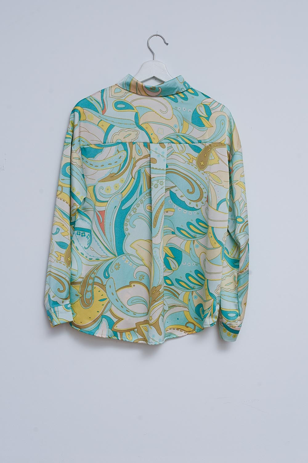 Camisa en verde con estampado abstracto