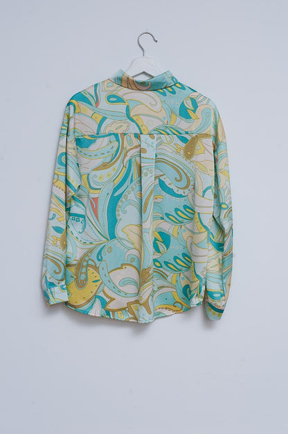 Camisa en verde con estampado abstracto