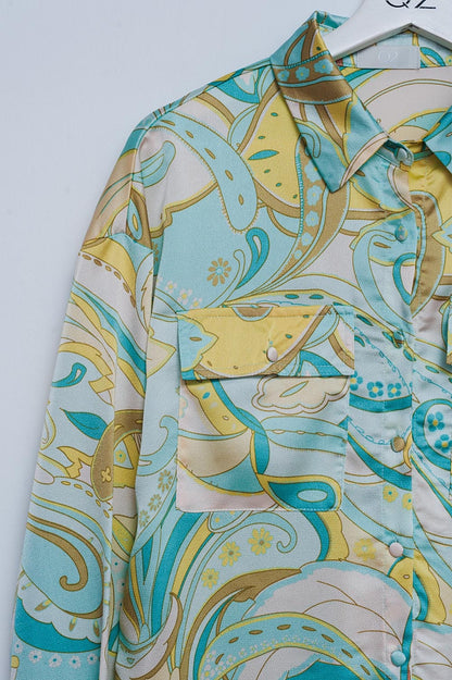 Camisa en verde con estampado abstracto