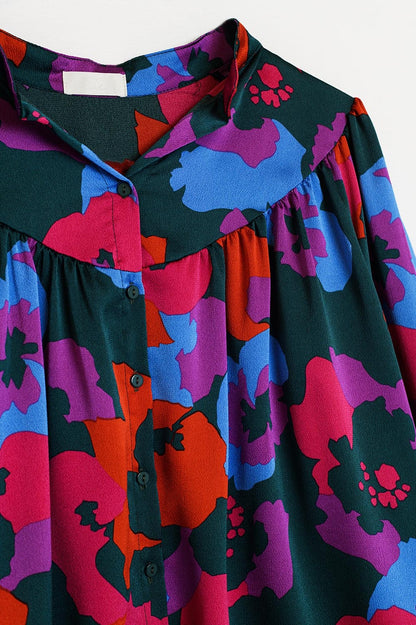 Camisa extragrande con detalles fruncidos en estampado floral colorido