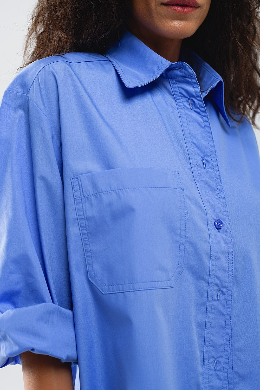 Camisa extragrande de talle alto y bajo en azul