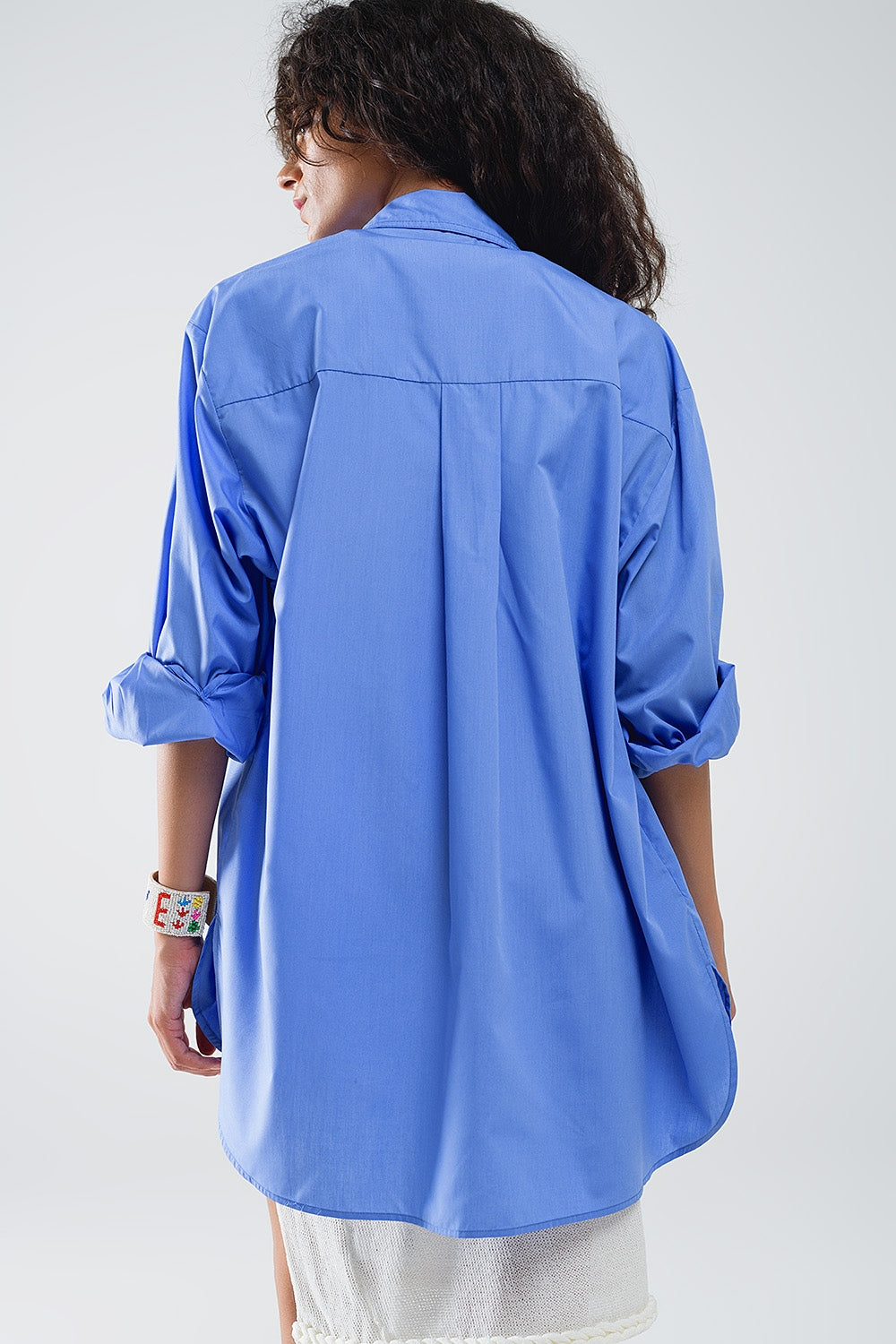 Camisa extragrande de talle alto y bajo en azul