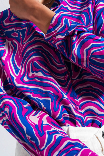 Camisa fluida en tonos luminosos con estampado abstracto