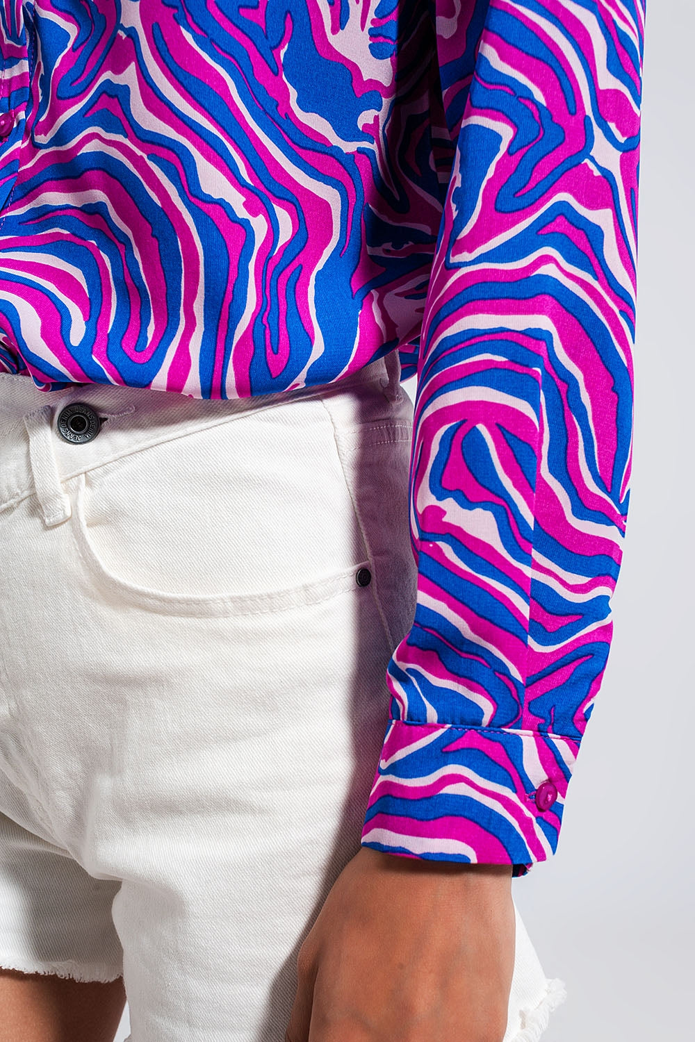 Camisa fluida en tonos luminosos con estampado abstracto