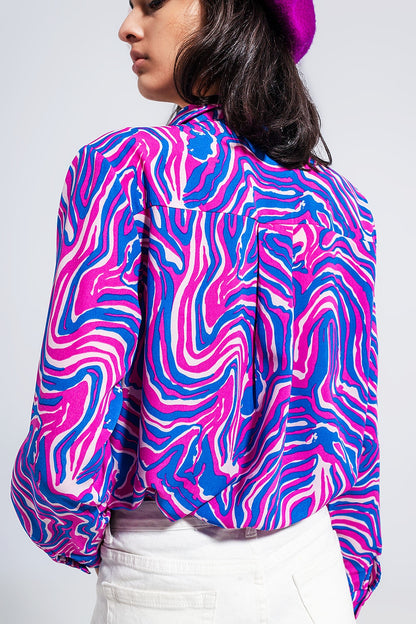 Camisa fluida en tonos luminosos con estampado abstracto