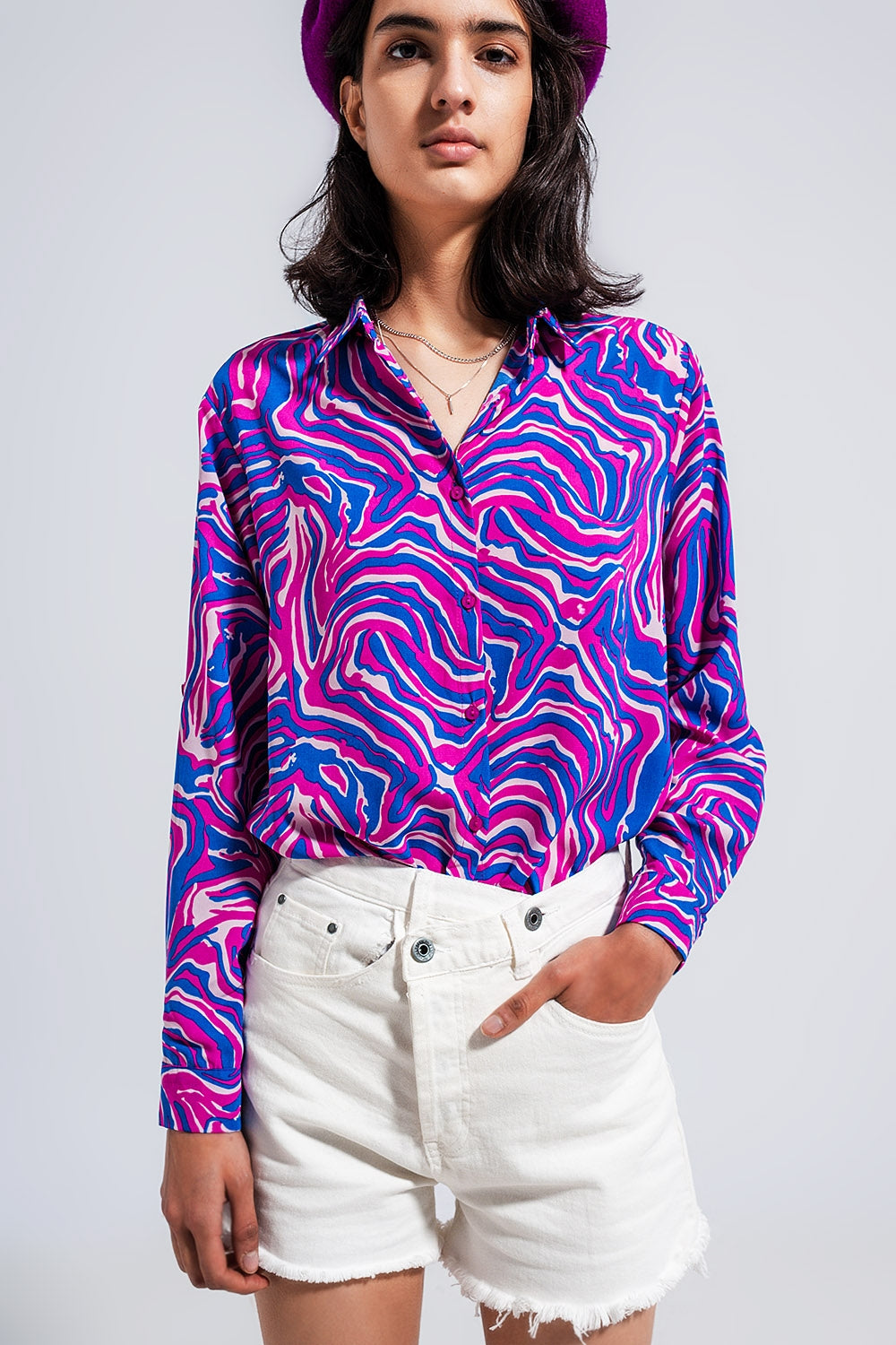 Camisa fluida en tonos luminosos con estampado abstracto