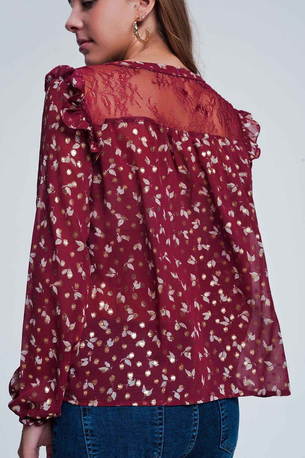 Camisa granate con volante en el hombro y estampado de hojas