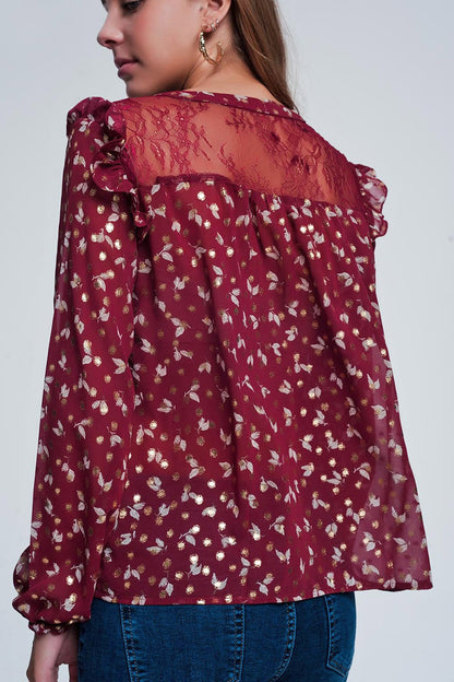Camisa granate con volante en el hombro y estampado de hojas