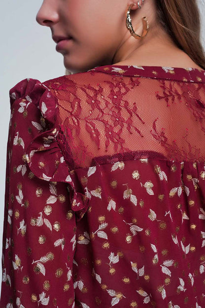 Camisa granate con volante en el hombro y estampado de hojas