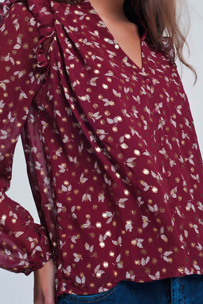 Camisa granate con volante en el hombro y estampado de hojas