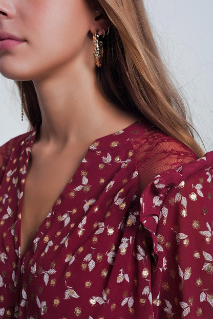 Camisa granate con volante en el hombro y estampado de hojas