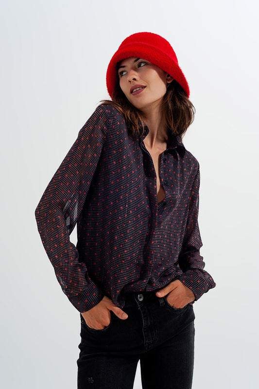 Q2 Camisa gris con flor abstracta