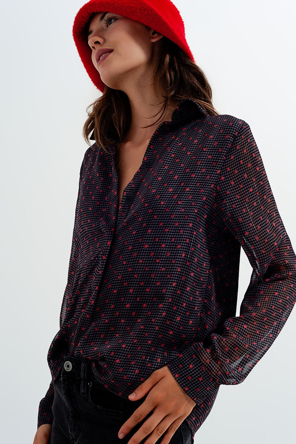 Camisa gris con flor abstracta
