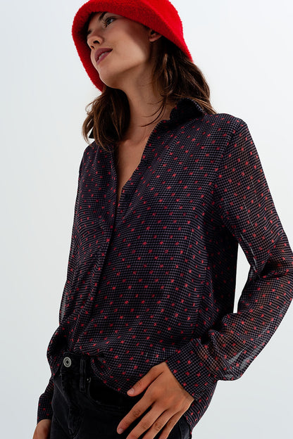 Camisa gris con flor abstracta