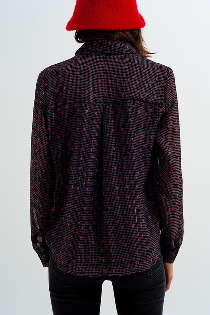 Camisa gris con flor abstracta