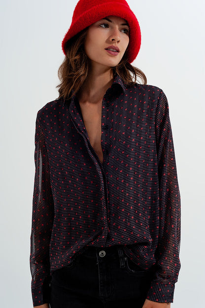 Camisa gris con flor abstracta