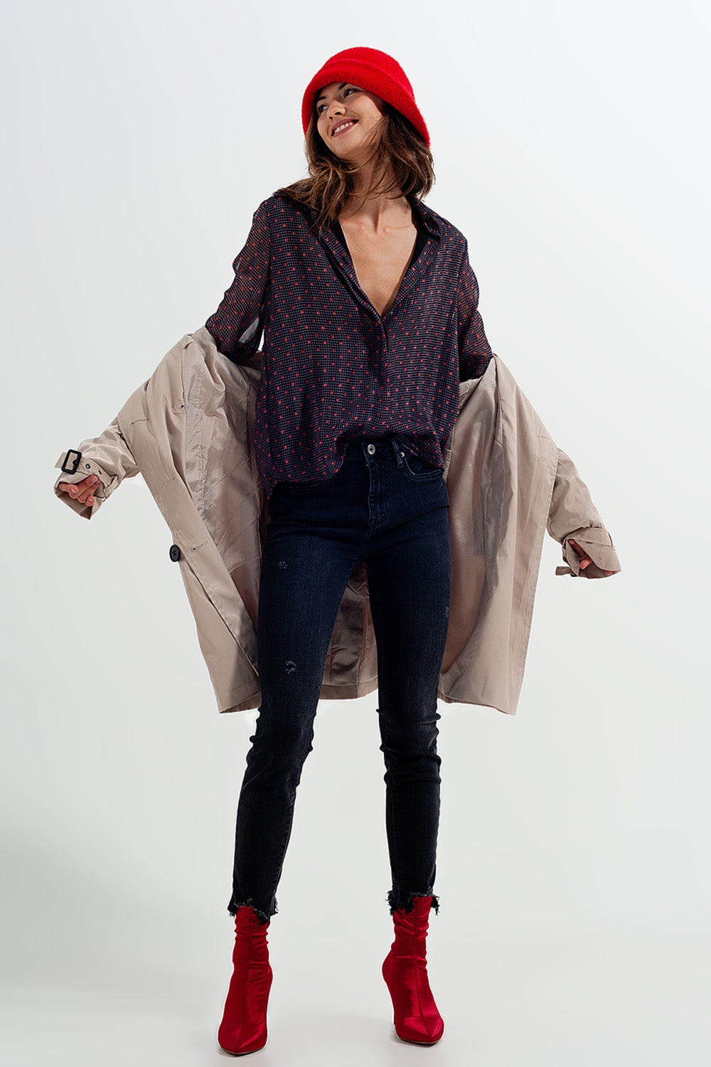 Camisa gris con flor abstracta