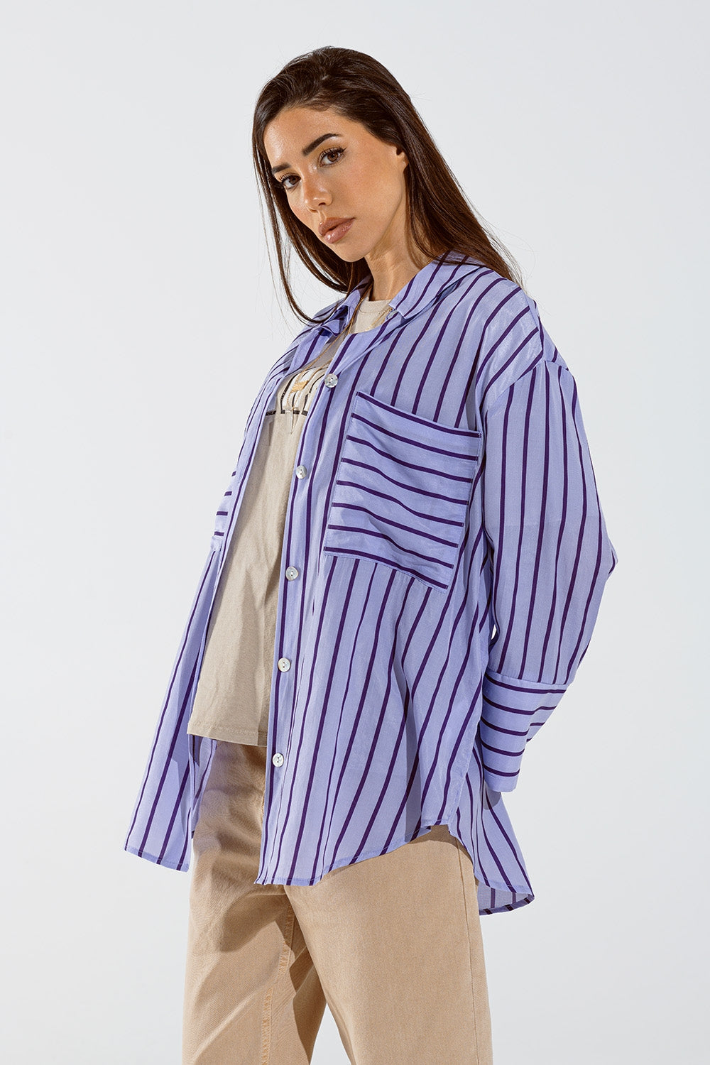 Camisa lavanda con rayas moradas y bolsillos en el pecho